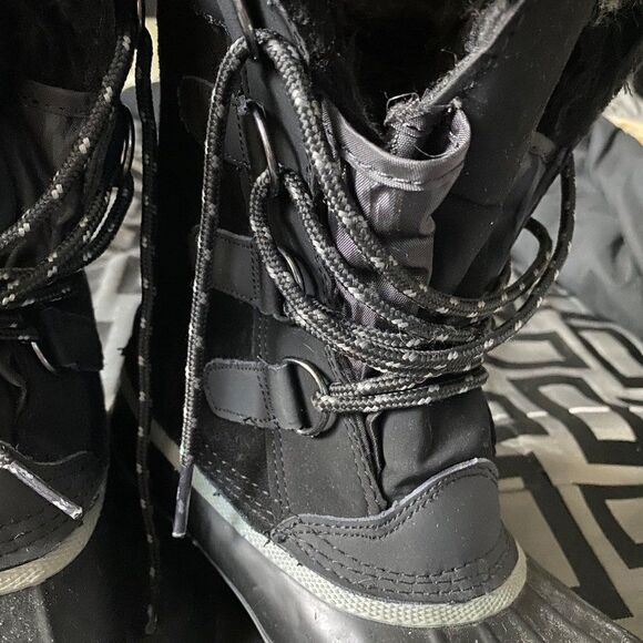 KHOMBU Black boot with faux fur to keep you feet warm for those cold days - Picture 9 of 12